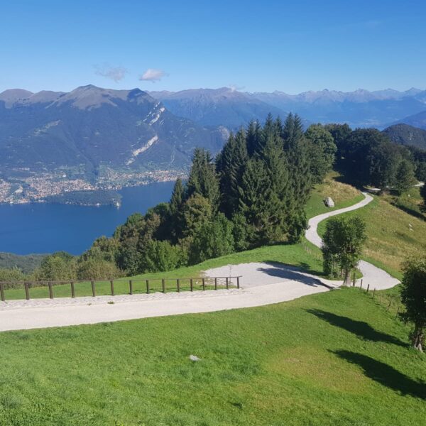 Strada per arrivare al Rifugio Martina sul lago di Como